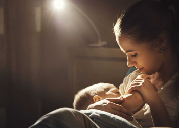 Leite materno pode impedir bebês de contraírem doença fatal