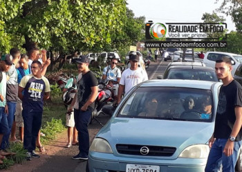 Manifestantes bloqueiam a PI-113 em José de Freitas