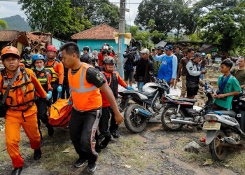 Sobe para 373 o número de mortos em tsunami na Indonésia