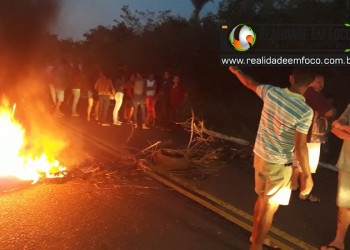 Manifestantes mantém bloqueio na PI-113 em José de Freitas