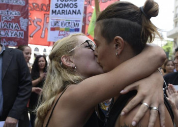 Argentina: Casais promovem beijaço contra homofobia