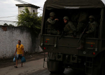 Exército faz operação conjunta com polícias na zona oeste do Rio
