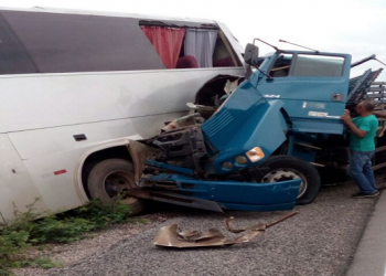 Motorista de caminhão morre ao colidir na traseira de ônibus