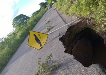 Chuva abre cratera em rodovia e aumenta risco de acidentes