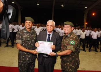 Deputados recebem homenagem do Exército Brasileiro