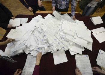 Votação na Rússia tem comparecimento maior e denúncias de fraude