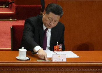Xi Jinping é reeleito por unanimidade para segundo mandato na China
