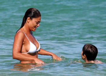 Juliana Paes exibe corpaço em dia de praia com os filhos