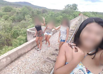 Garotas ficam feridas após caírem de ponte ao tirarem foto