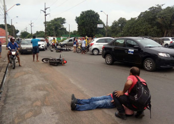 Colisão entre motos deixa dois feridos na Gil Martins
