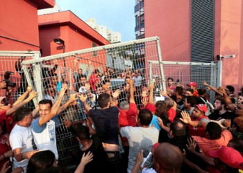 Militantes impedem Lula de se apresentar à PF