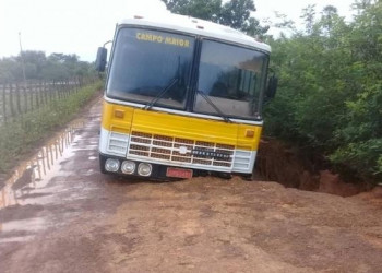 Ônibus escolar quase é 'engolido' por cratera no Piauí