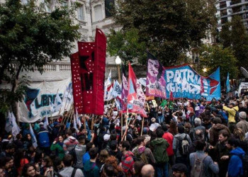 Centenas de militantes fazem ato em defesa de Lula na Argentina
