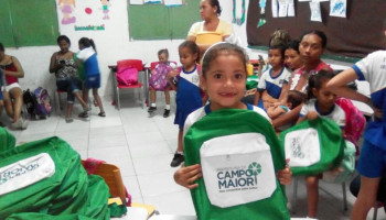 Alunos do ensino infantil de Campo Maior recebem material didático