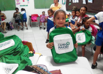 Alunos do ensino infantil de Campo Maior recebem material didático