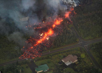 Erupção de vulcão no Havaí continua causando destruição
