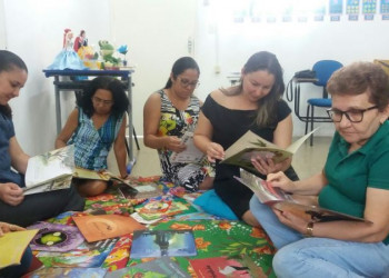 Pedagogos da Educação Infantil passam por oficinas de encantamento pela literatura