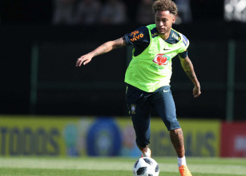 Neymar deixa treino mancando após atividade