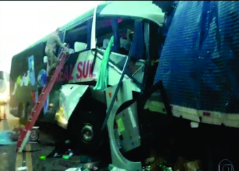 Ônibus que saiu de Picos colide com caminhão e deixa 4 mortos