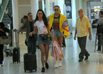 'Desmontada', Pabllo Vittar embarca com estilo em aeroporto