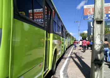 Cobradores e motoristas de ônibus fazem manifestação a caminho da STRANS