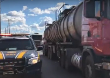 PRF escolta comboio com 145 mil litros de combustível de aviação de Caxias até Teresina