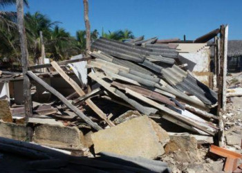 Barracas são demolidas na Praia do Coqueiro após decisão judicial