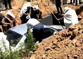 Fã de automóvel é enterrado dentro do próprio carro