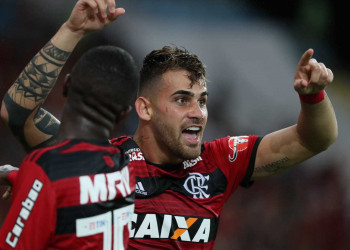 Flamengo vence o Corinthians e segue na liderança do Brasileirão