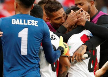 Peru perde pênalti marcado pelo VAR e Dinamarca vence
