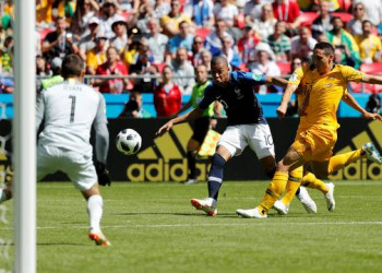 França vence a Austrália com uso do árbitro de vídeo
