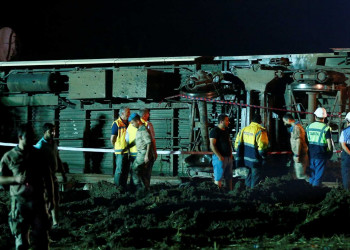 Sobe para 24 o número de mortos em descarrilamento de trem na Turquia