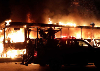 Micro-ônibus é incendiado em Fortaleza; ataques entram no 4º dia