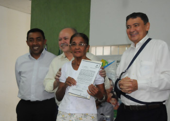 Governo entrega regularização fundiária em Floriano