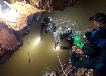Segundo dia de resgate termina com oito meninos fora da caverna