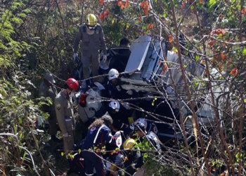 Mulher fica presa às ferragens em acidente na BR-316 em Teresina