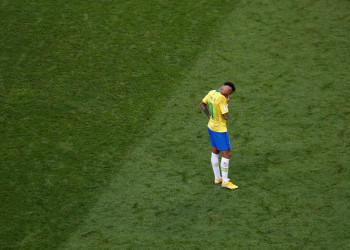 Neymar completa um ano de PSG com fama, fortuna e polêmica