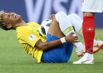 Ex-craque da Holanda critica Neymar por excesso de simulação