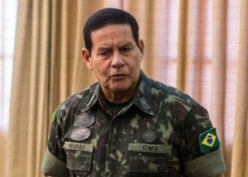 General Mourão brinca com declaração de Eduardo Bolsonaro