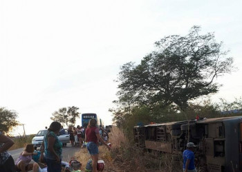 Acidente com ônibus deixa mulher morta e mais de 40 feridos