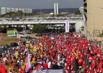 Protesto reúne 10 mil em frente ao TSE em defesa de Lula