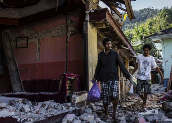 Terremoto na Indonésia deixa 70 mil desabrigados; mortos já são 130
