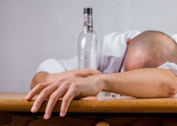 Novo estudo aponta que consumo exagerado de álcool inflama o cérebro