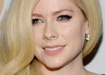 Avril Lavigne lança nova música após cinco anos de pausa na carreira