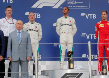 Hamilton vence o GP da Rússia com ajuda da equipe