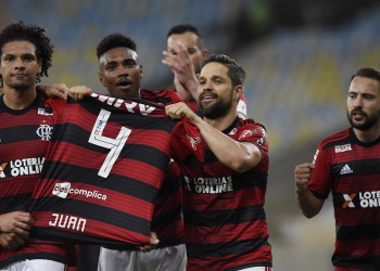 Flamengo vence a Chapecoense e espanta má fase