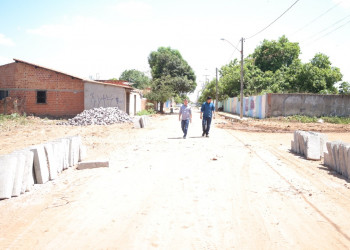 SDU Leste inicia serviços de pavimentação em ruas no Vale Quem Tem