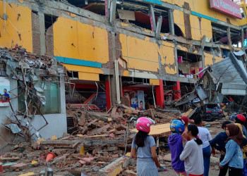 Passa de 380 número de mortos após tsunami na Indonésia