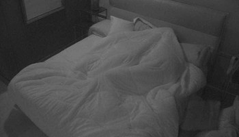 BBB19: Alan e Hana vão para debaixo do edredom