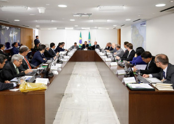 Bolsonaro reúne ministros para discutir decreto das armas
